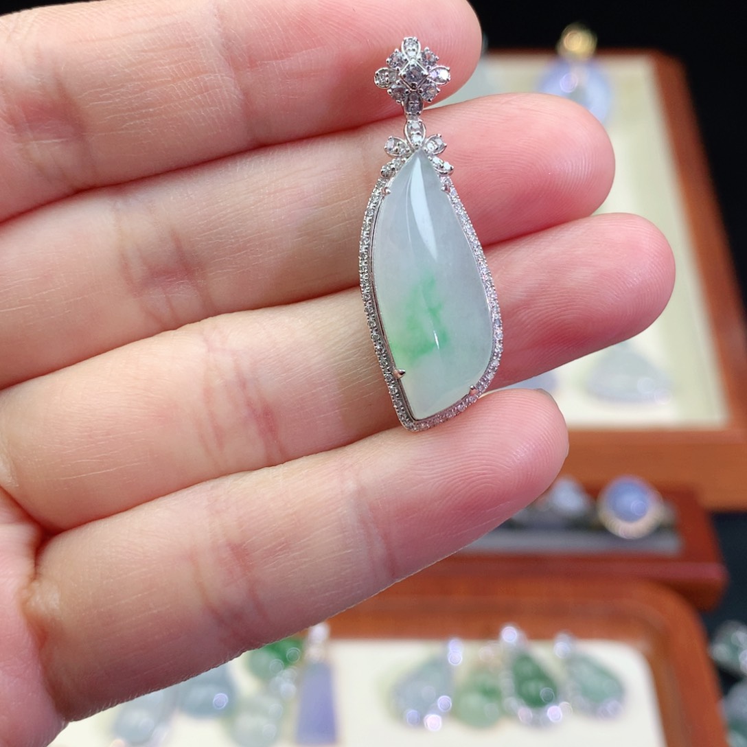 翡翠颈饰18K金镶嵌天然翡翠吊坠a货