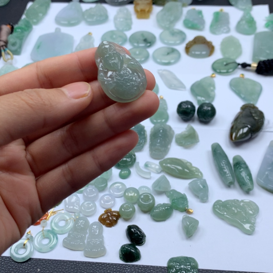 翡翠颈饰未镶嵌财神