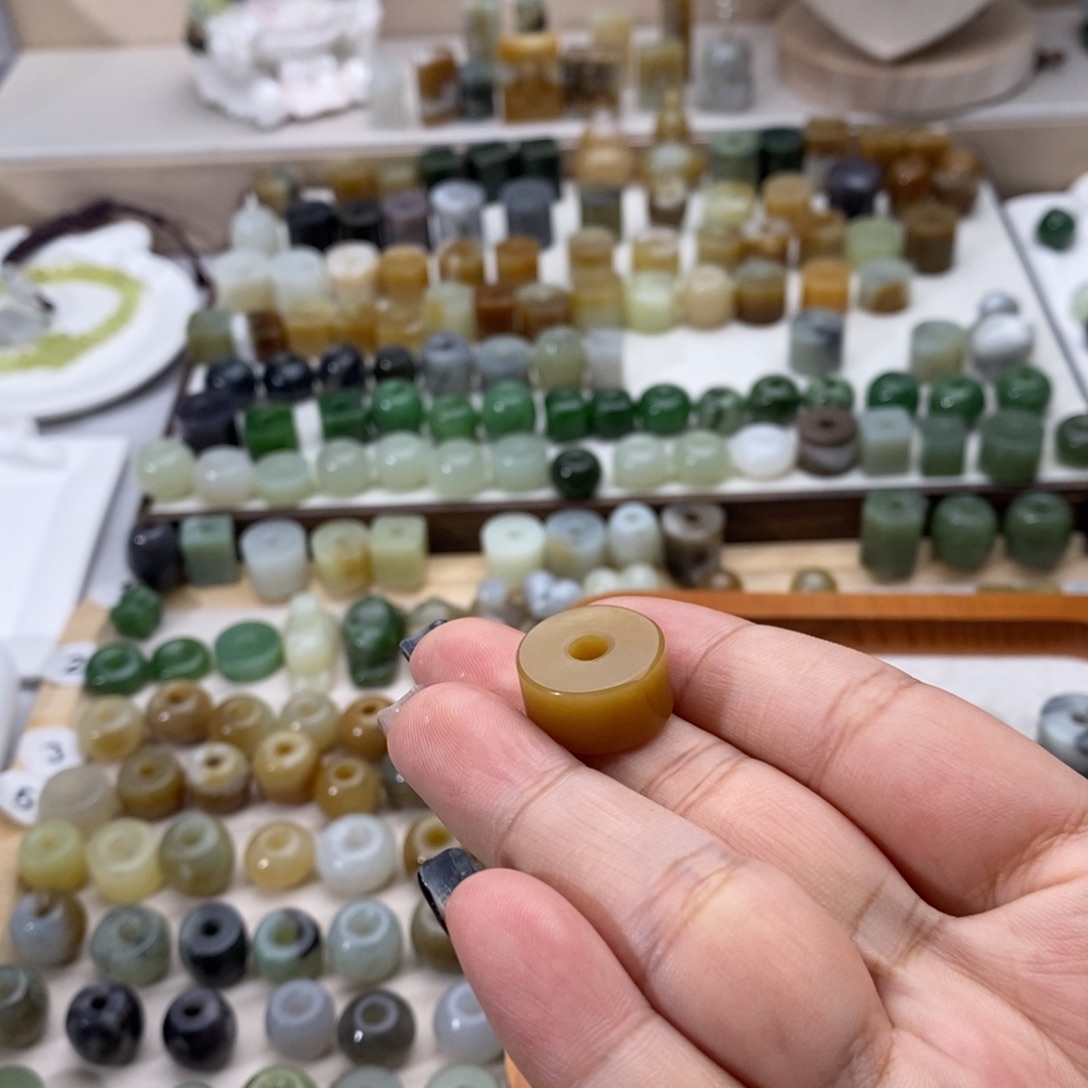 晴***川和田玉未镶嵌颈饰买断