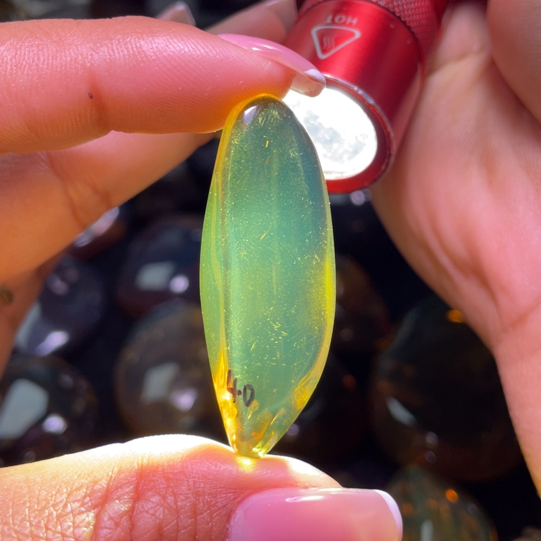 琥珀裸石未镶嵌！