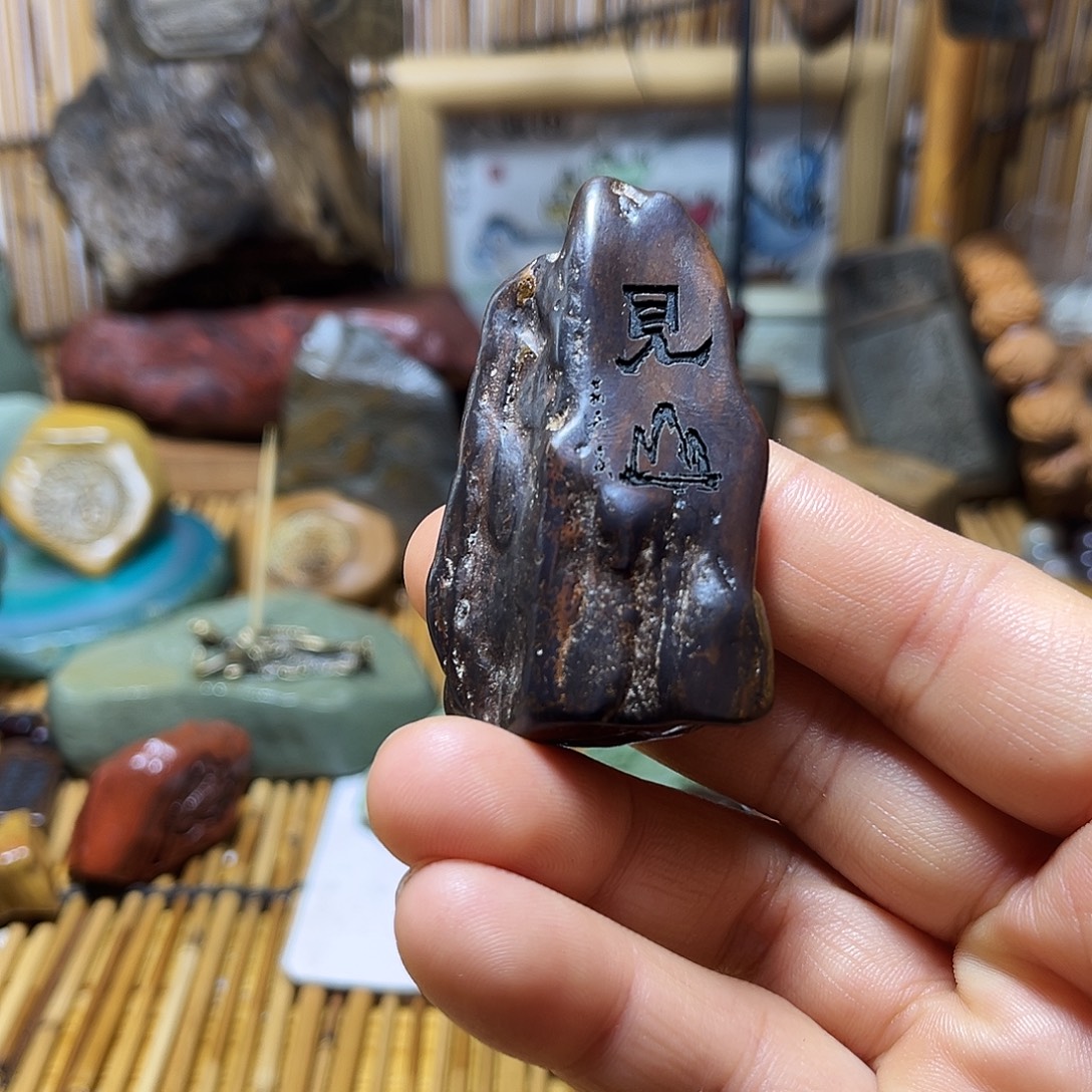 新疆原石雕刻手把件