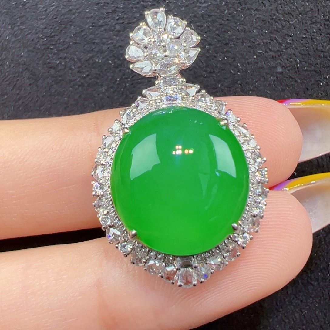 颈饰18K金镶嵌翡翠蛋面