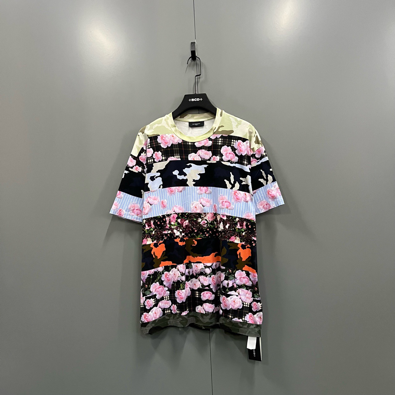95新 Givenchy/纪梵希 （bb）122 迷彩花卉拼接短袖 M码/4500