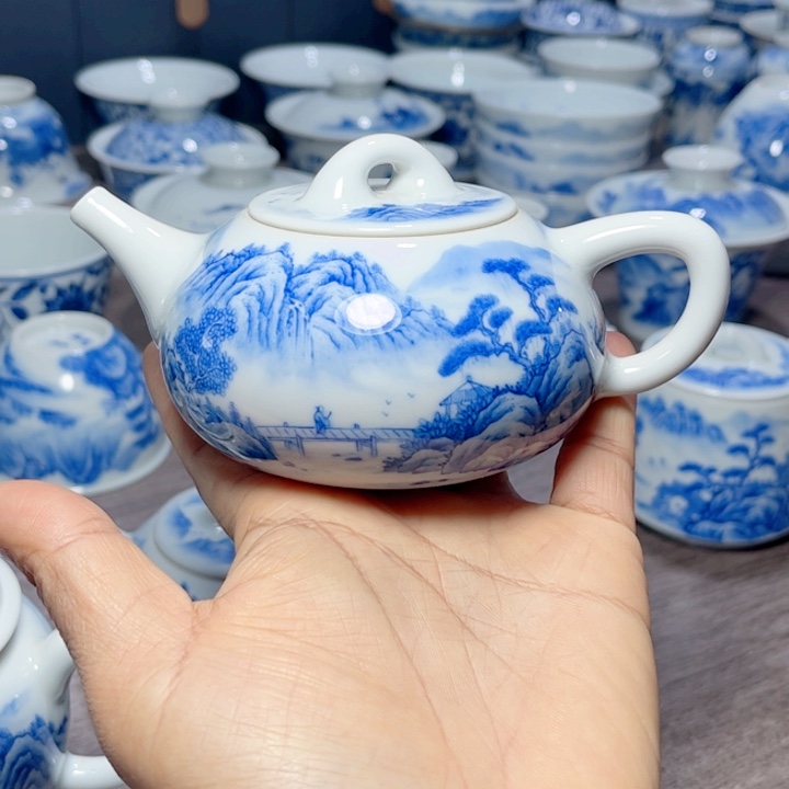 手绘青花山水陶瓷壶