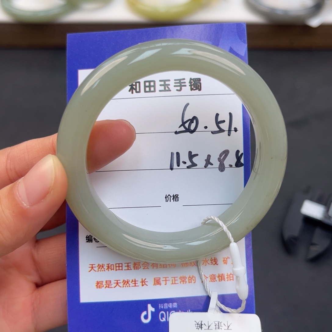 和田玉未镶嵌手镯