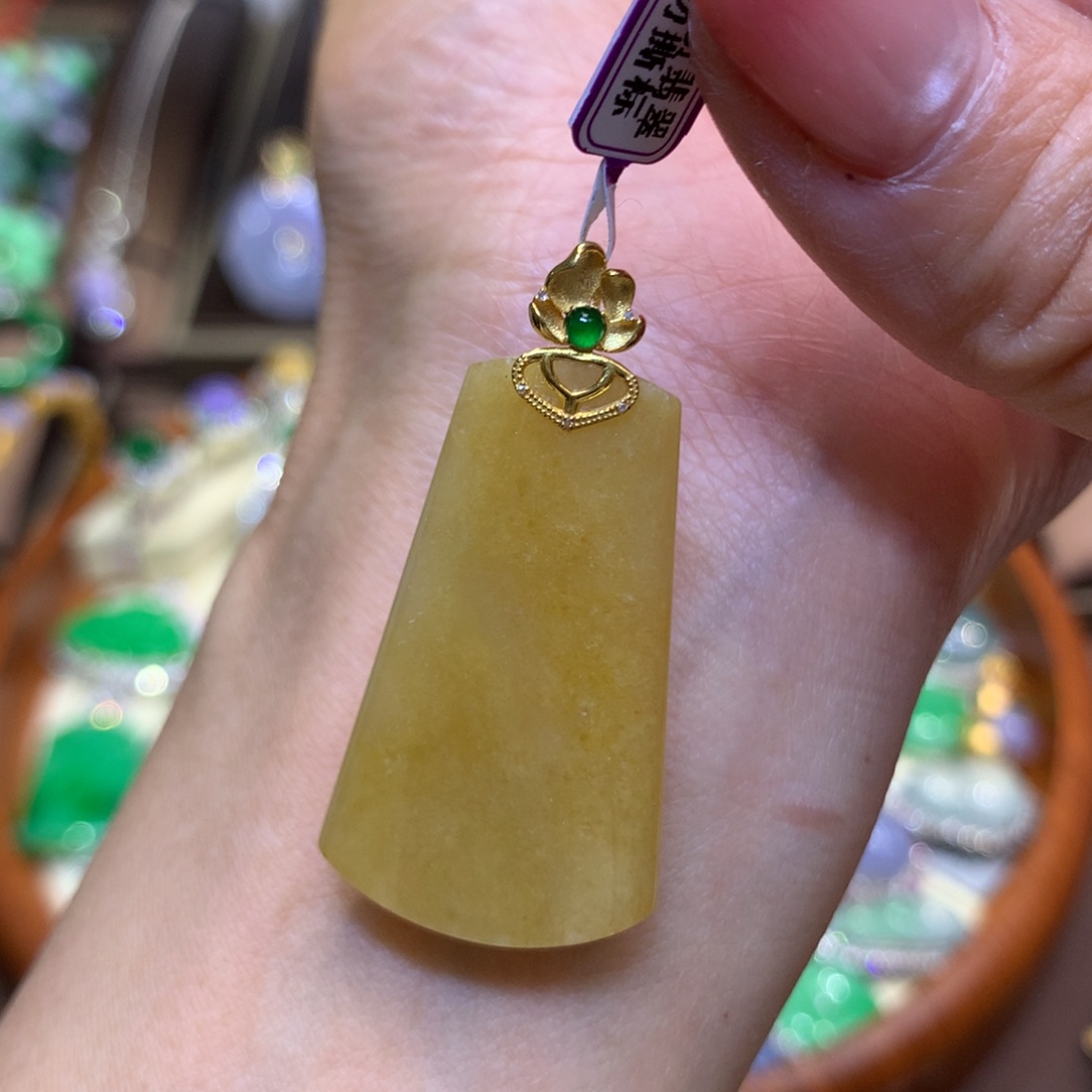 翡翠18K金镶嵌颈饰
