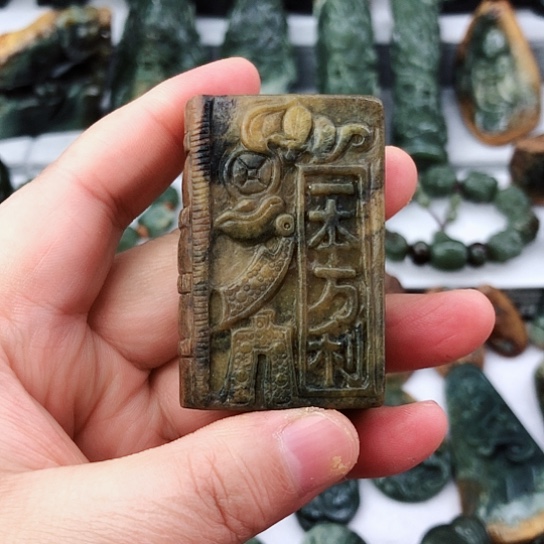 未镶嵌岫岩河磨玉（透闪石质玉）把件