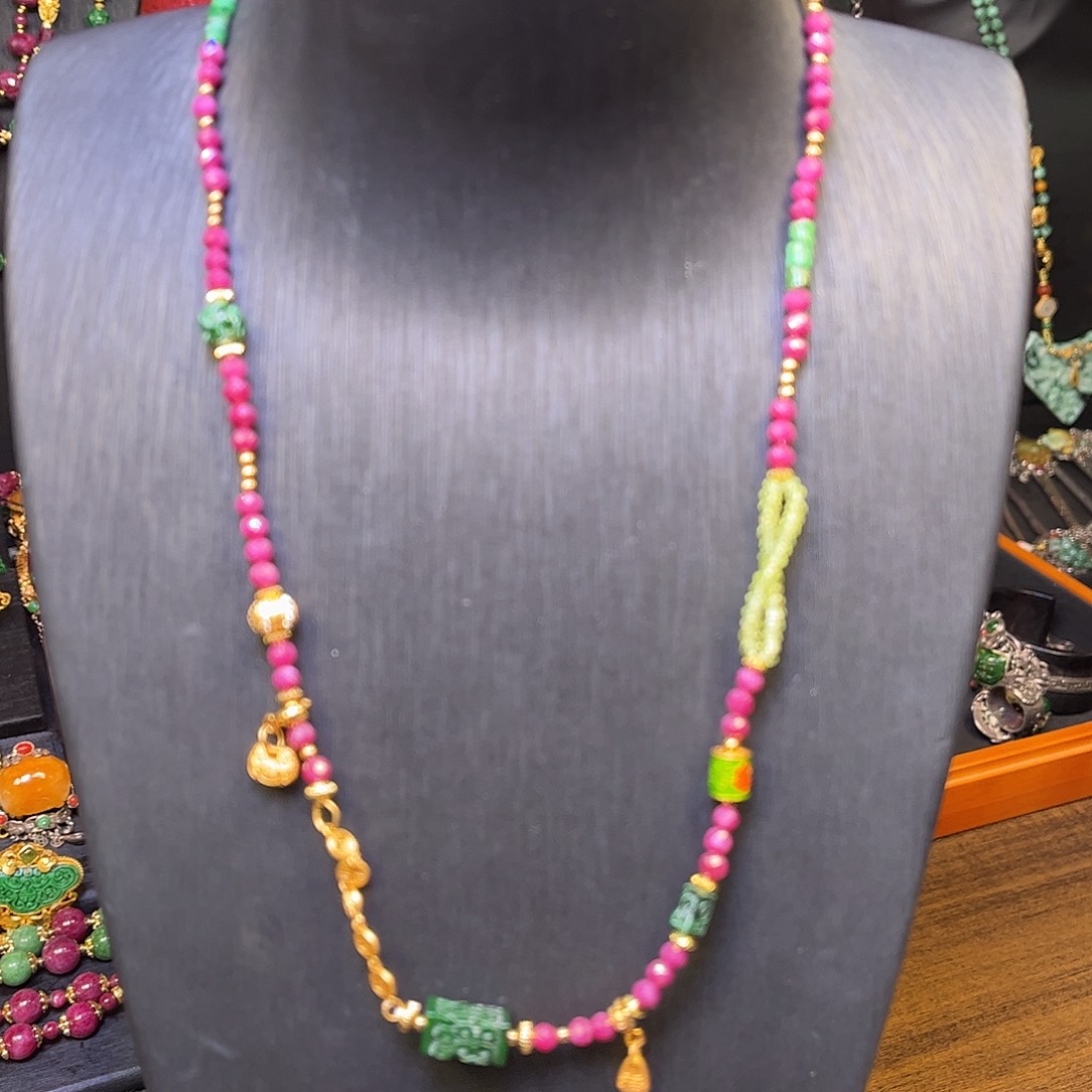 未镶嵌颈饰红宝石