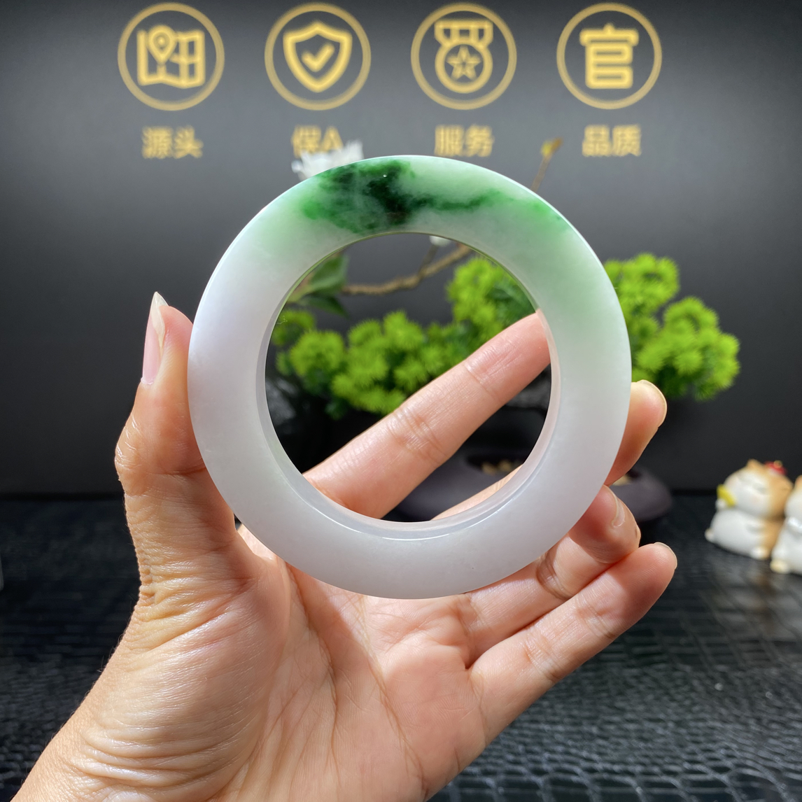 辣绿白底青翡翠手镯定制  正圈53-59