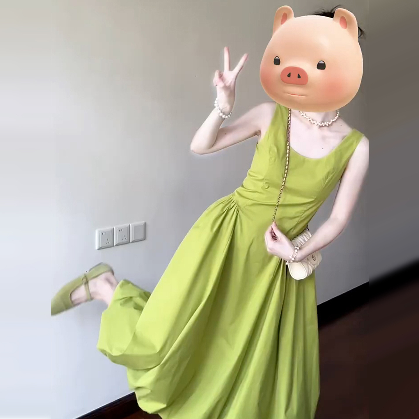 小个子多巴胺绿色吊带连衣裙子女2025夏季新款高级感收腰长裙5370