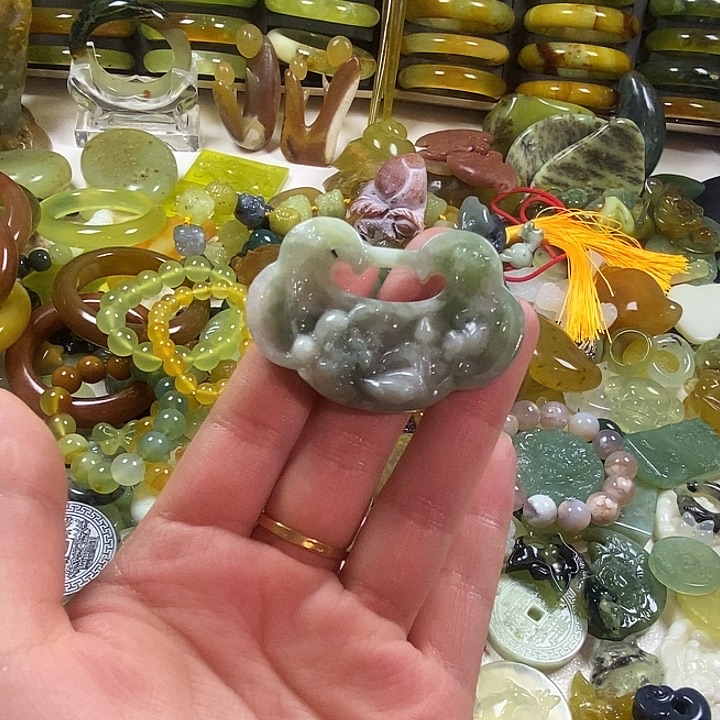 蛇纹石玉未镶嵌颈饰
