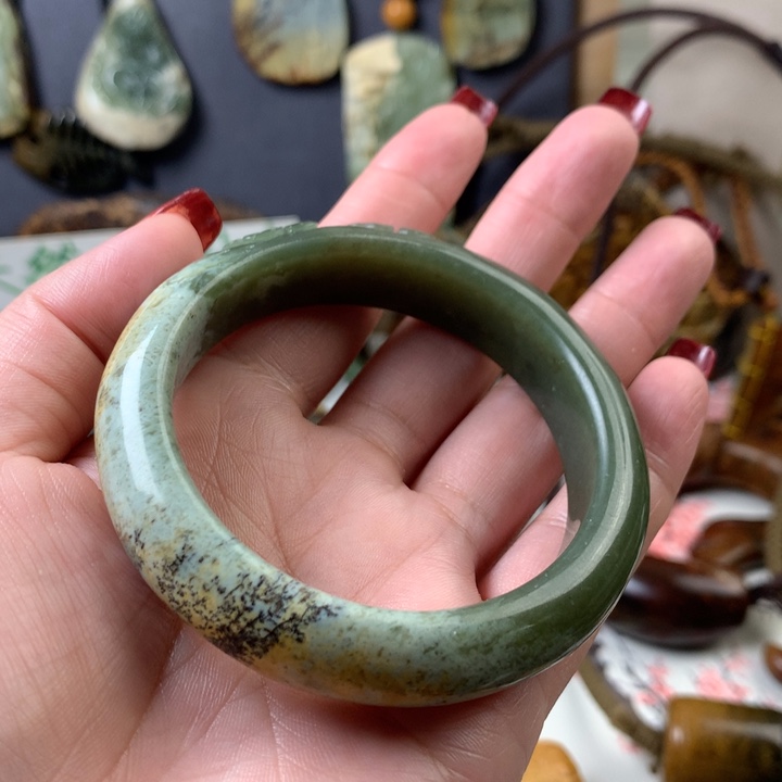 岫岩河磨玉（透闪石质玉）手镯未镶嵌