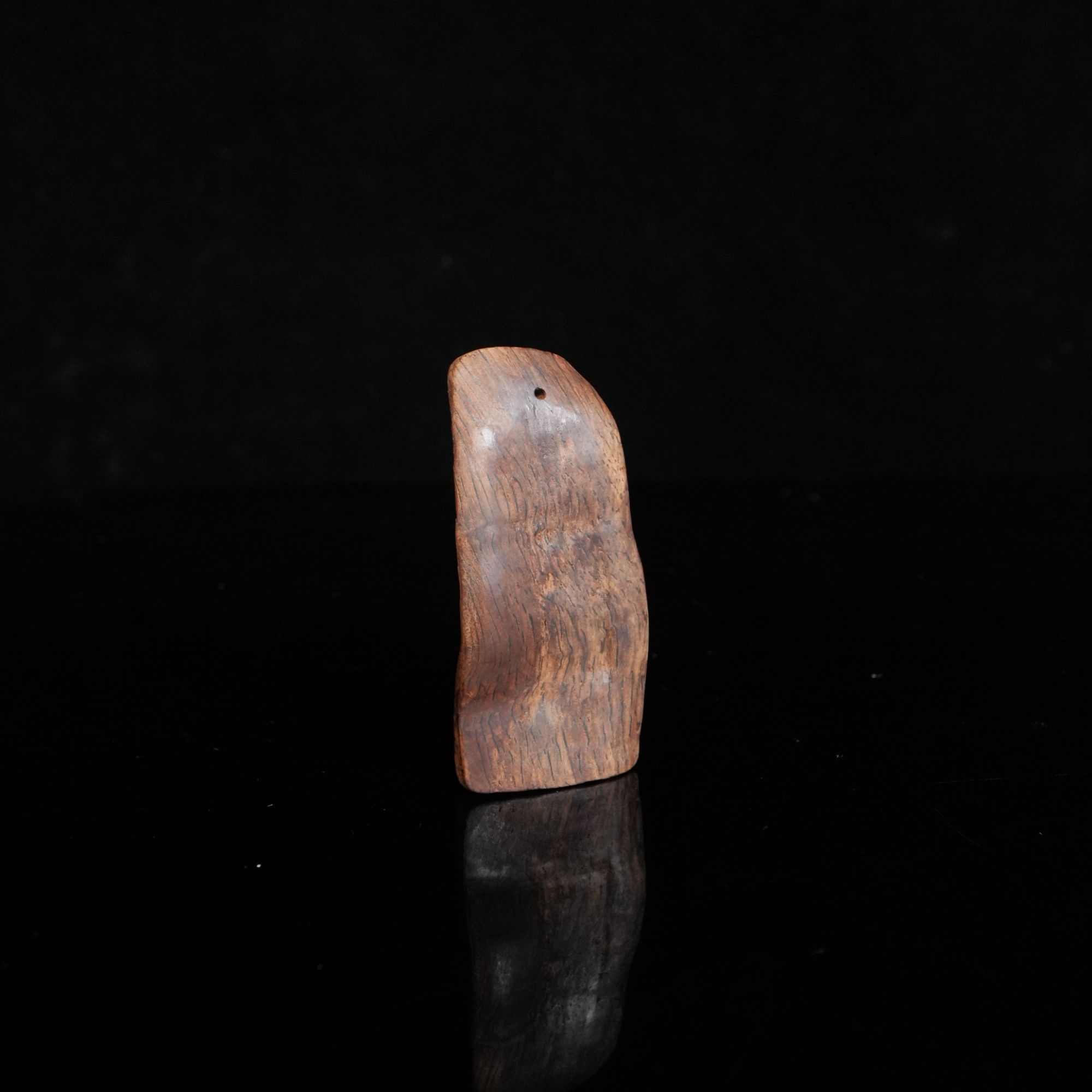 DY-B9682 加里曼丹土沉老料沉水雕刻件 5.2x2.5x0.8cm 5.5g