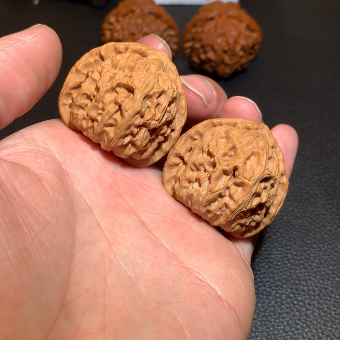 文玩核桃把件三角白37