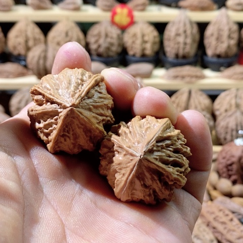 文玩核桃把件四楞球 微磕尖