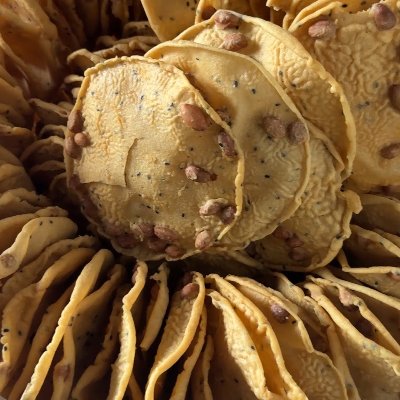 怕碎不要拍，一定会碎，可能碎的很严重！湖南马田瓜片，带芝麻有花生