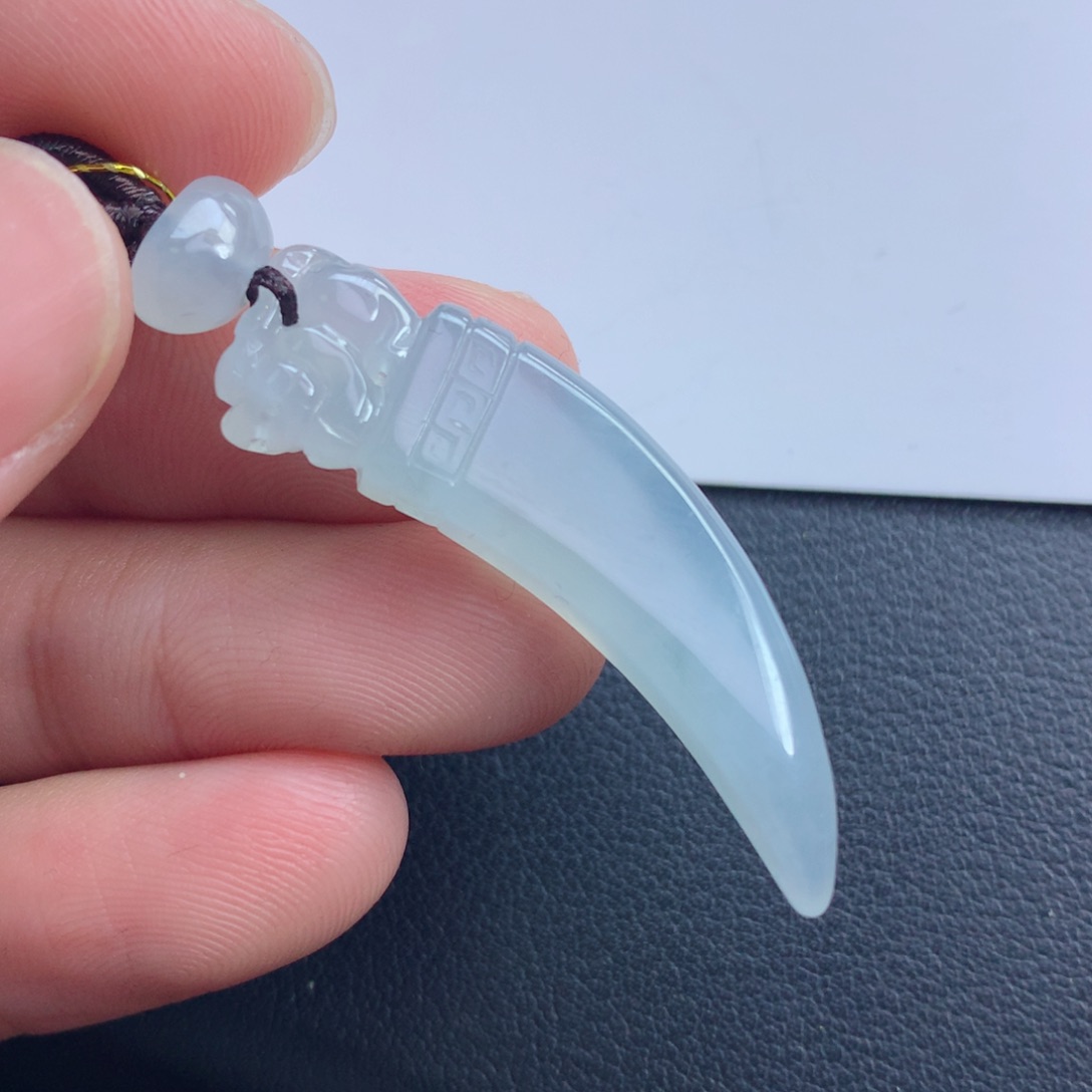 翡翠颈饰未镶嵌龙牙