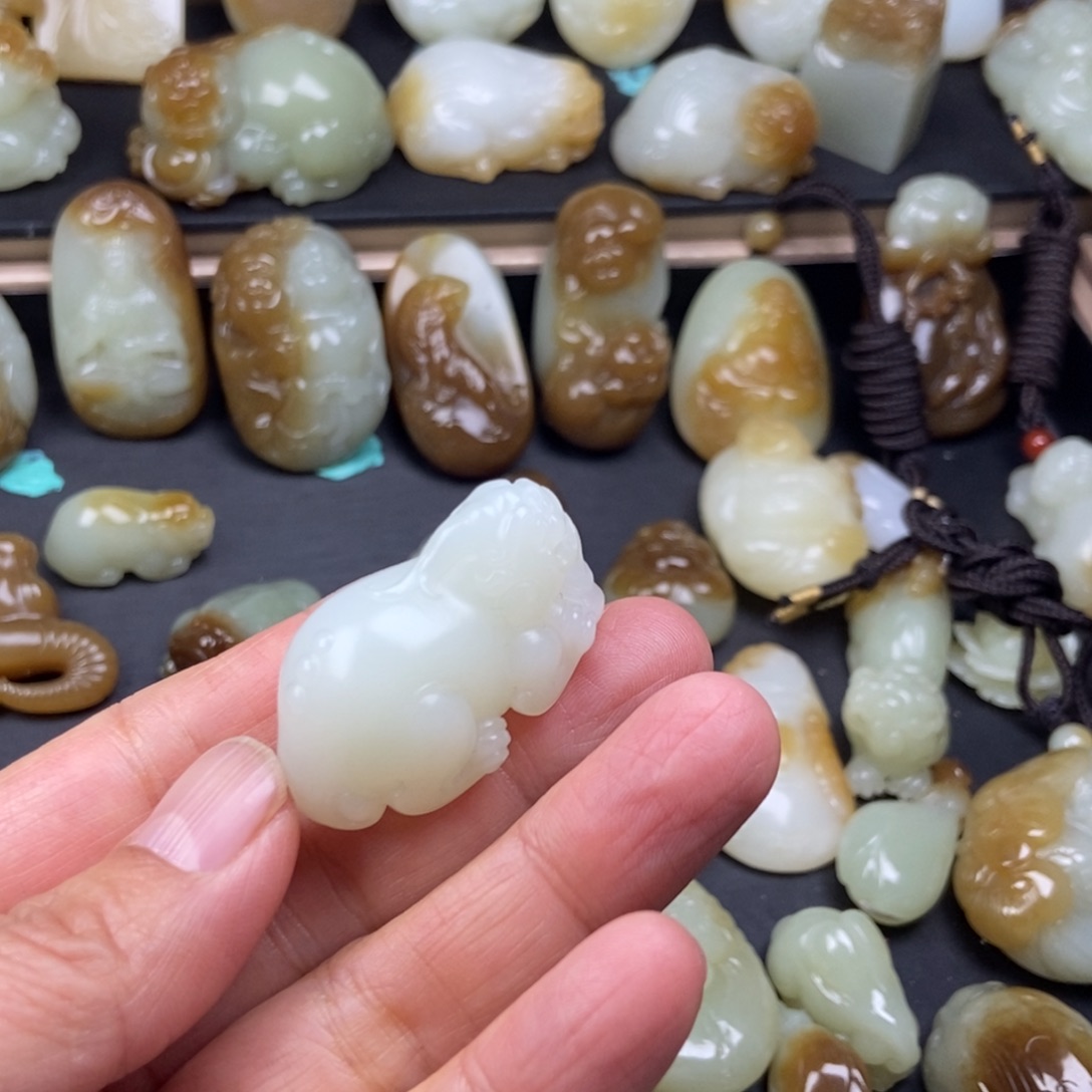 灿***官和田玉（糖玉）未镶嵌颈饰