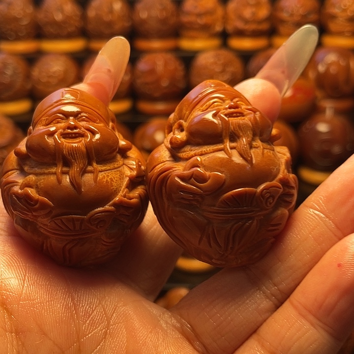 喇***姑把件橄榄核橄榄雕刻