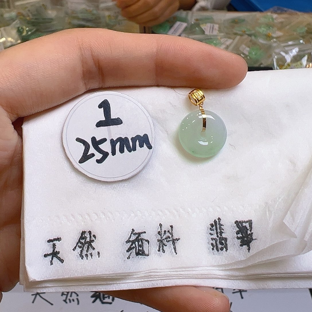 翡翠颈饰18K金镶嵌翡翠