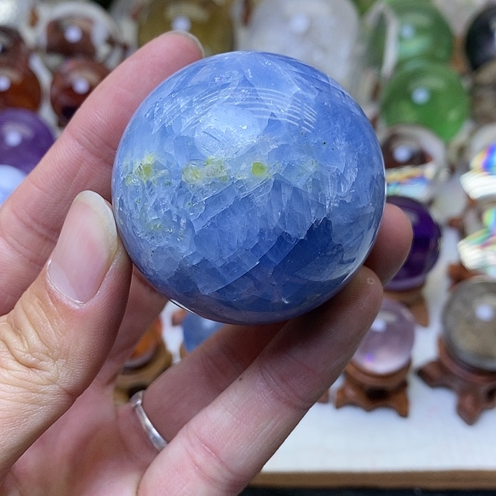 水晶蓝方解橄榄共生球未镶嵌