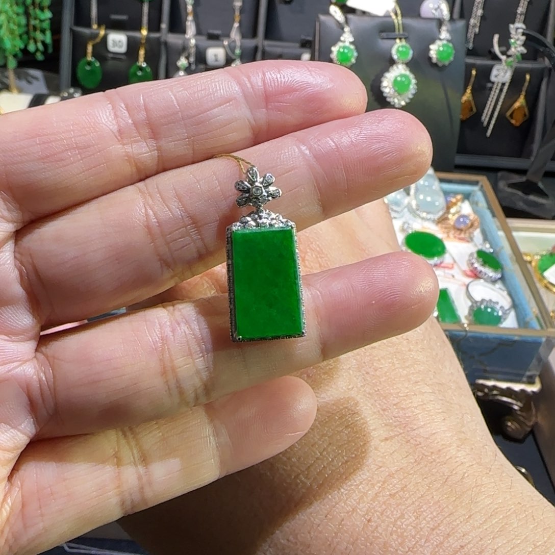 翡翠18K金镶嵌颈饰吊坠