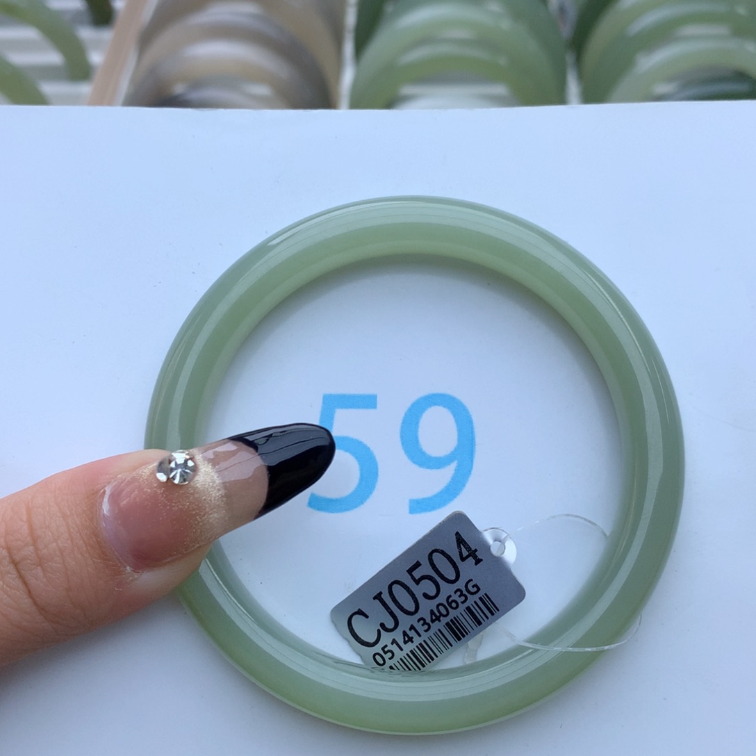 和田玉手镯未镶嵌飘*?