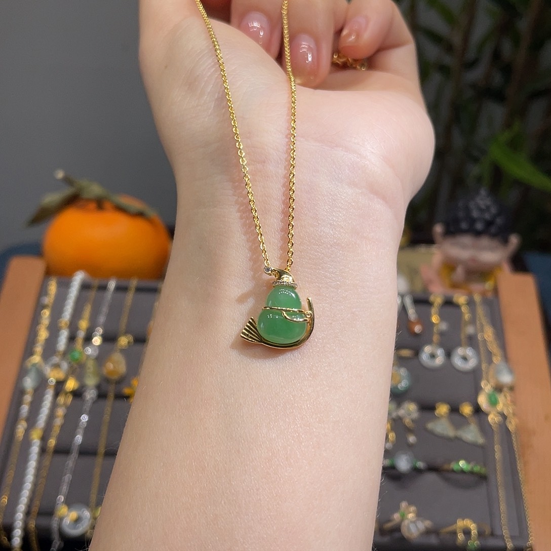 翡翠吊坠(不含链)18K金镶嵌骑着扫帚的小雪人