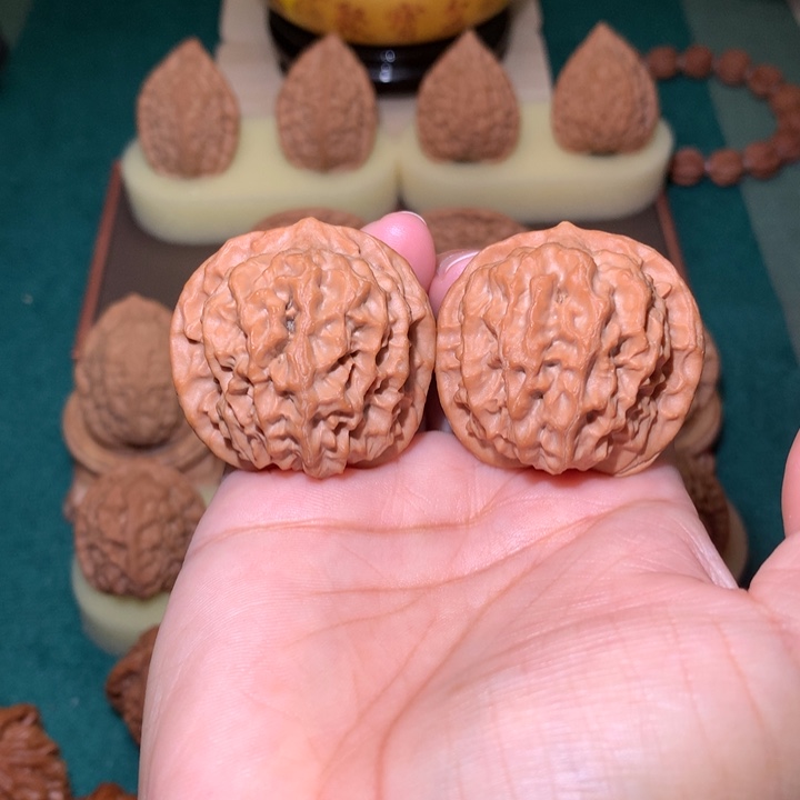 核桃文玩核桃把件狮王