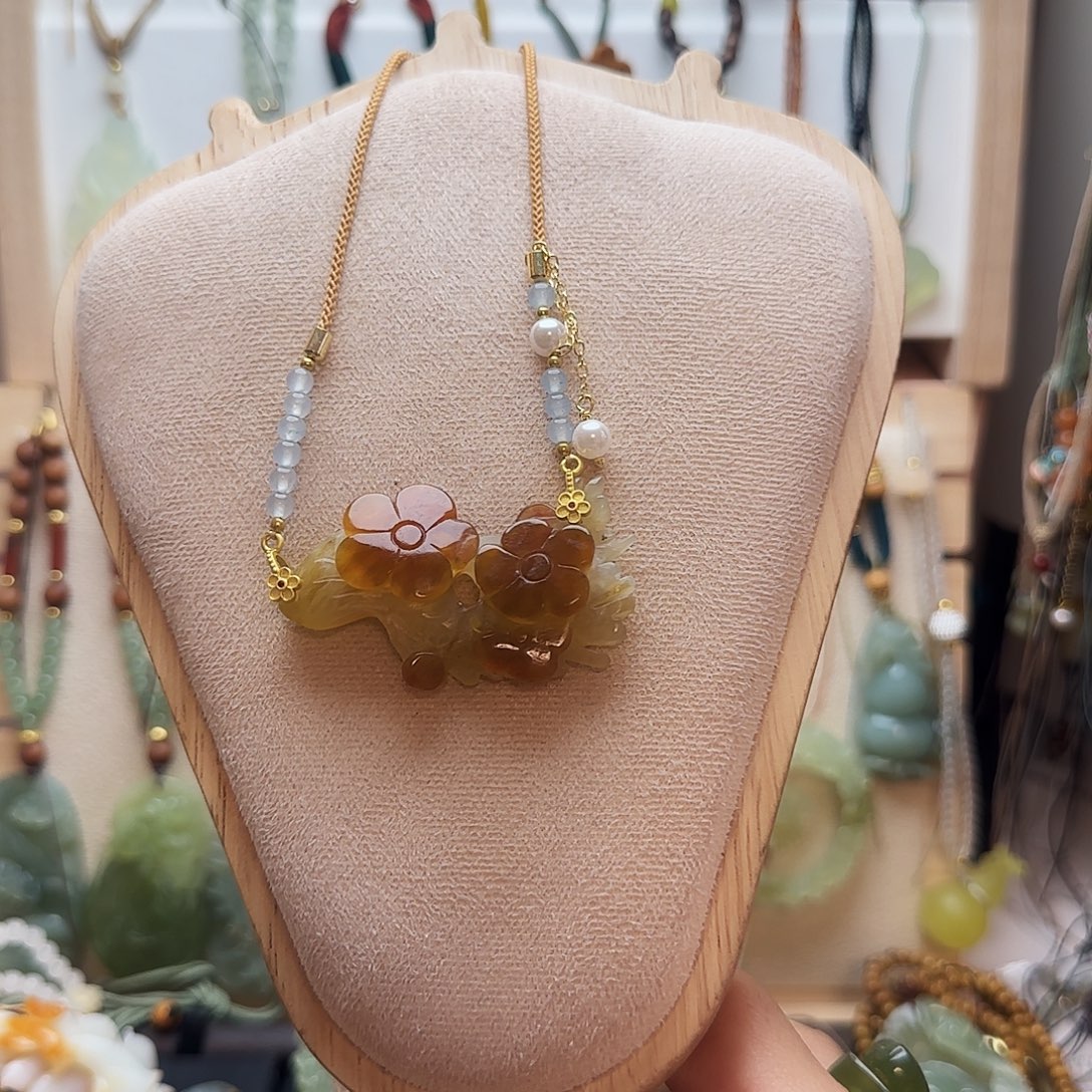 鸡***尖蛇纹石玉合金颈饰