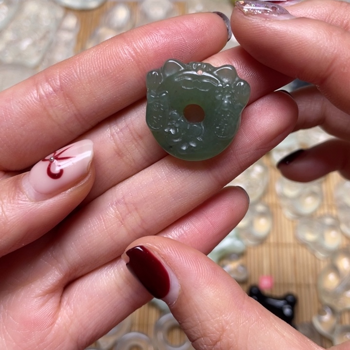蛇纹石玉颈饰未镶嵌