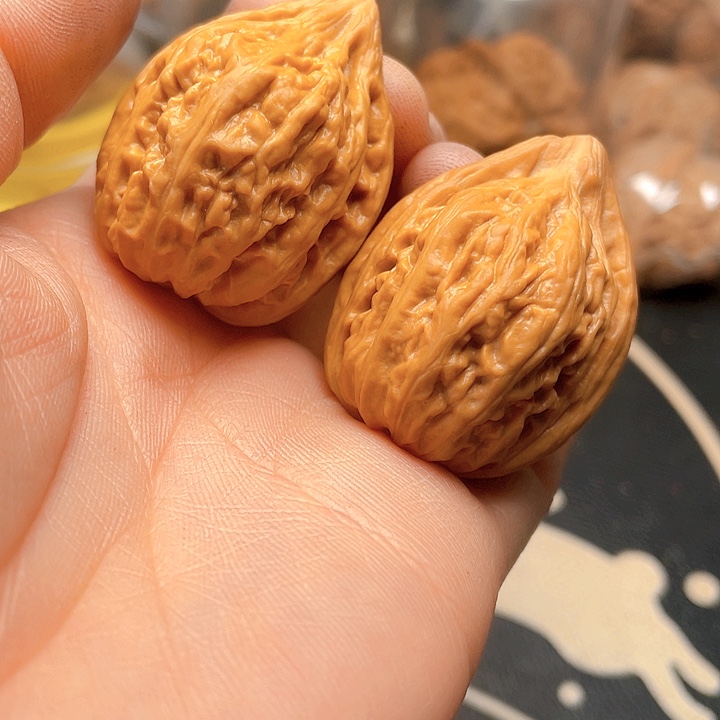 文玩核桃吊坠瓷瓶一对