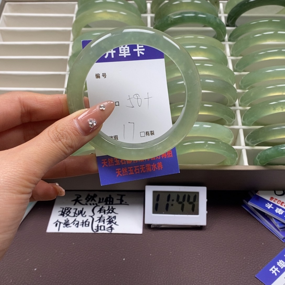 蛇纹石玉手镯未镶嵌