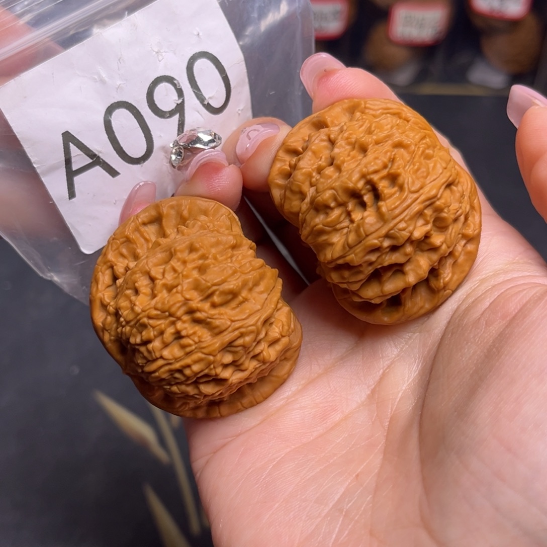 文玩核桃吊坠白狮子45