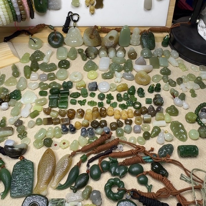 小***欣和田玉未镶嵌包链