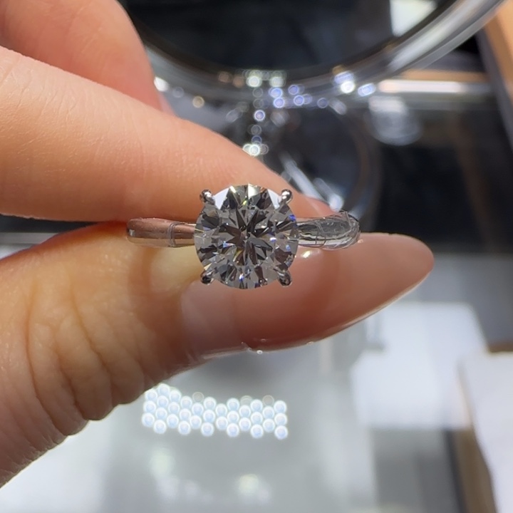 铂Pt950镶嵌实验室培育钻石1卡经典四爪