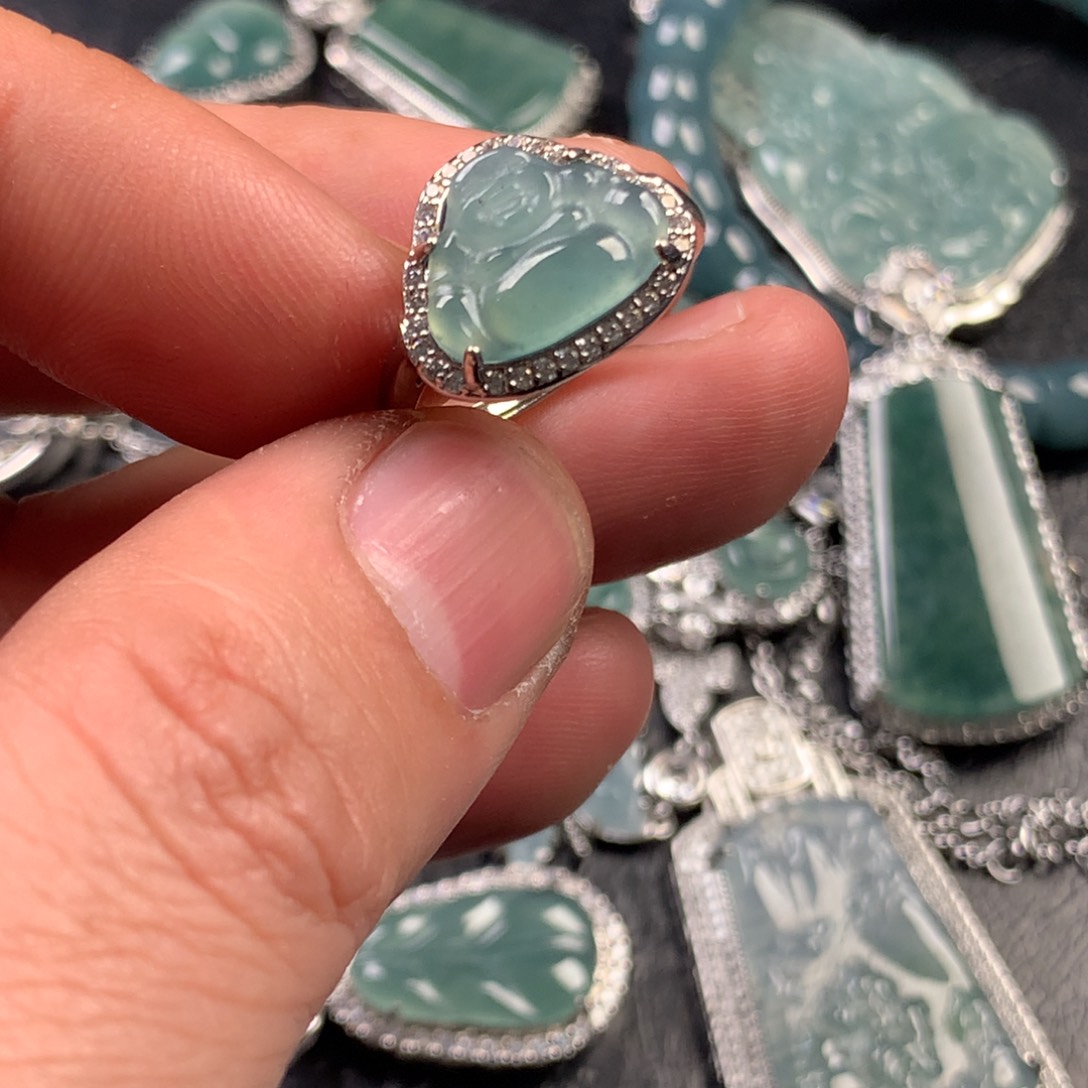 翡翠未镶嵌颈饰佛公戒指