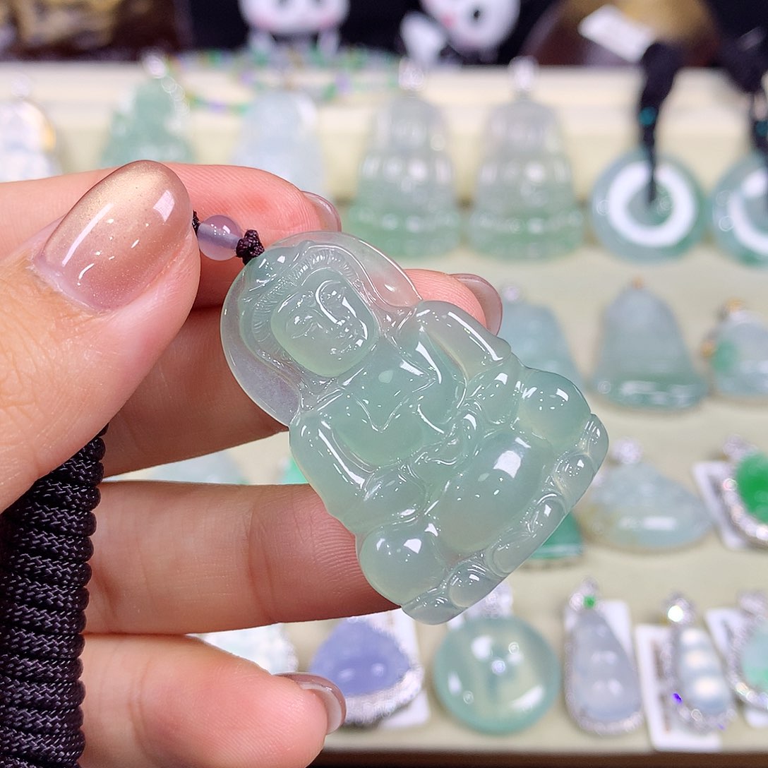 翡翠未镶嵌颈饰观音
