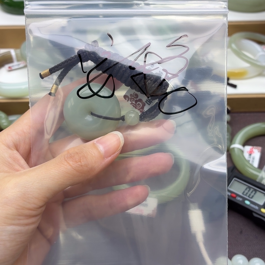 安***稳和田玉未镶嵌手镯