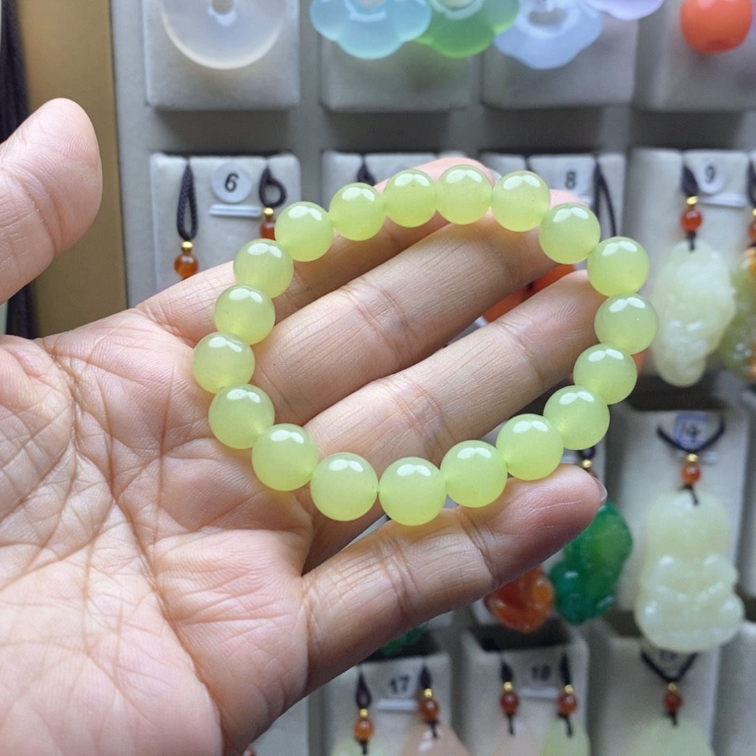 颈饰未镶嵌石英质玉（金丝玉）阿****?