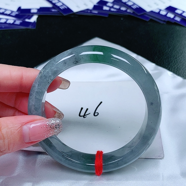 翡翠手镯未镶嵌翡翠手镯未镶嵌