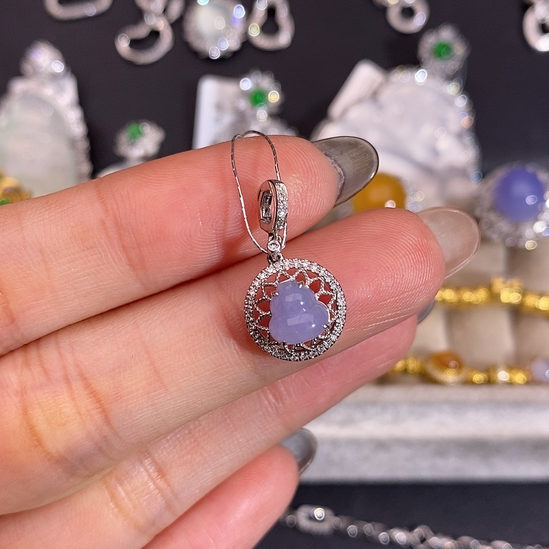 翡翠18K金镶嵌颈饰吊坠