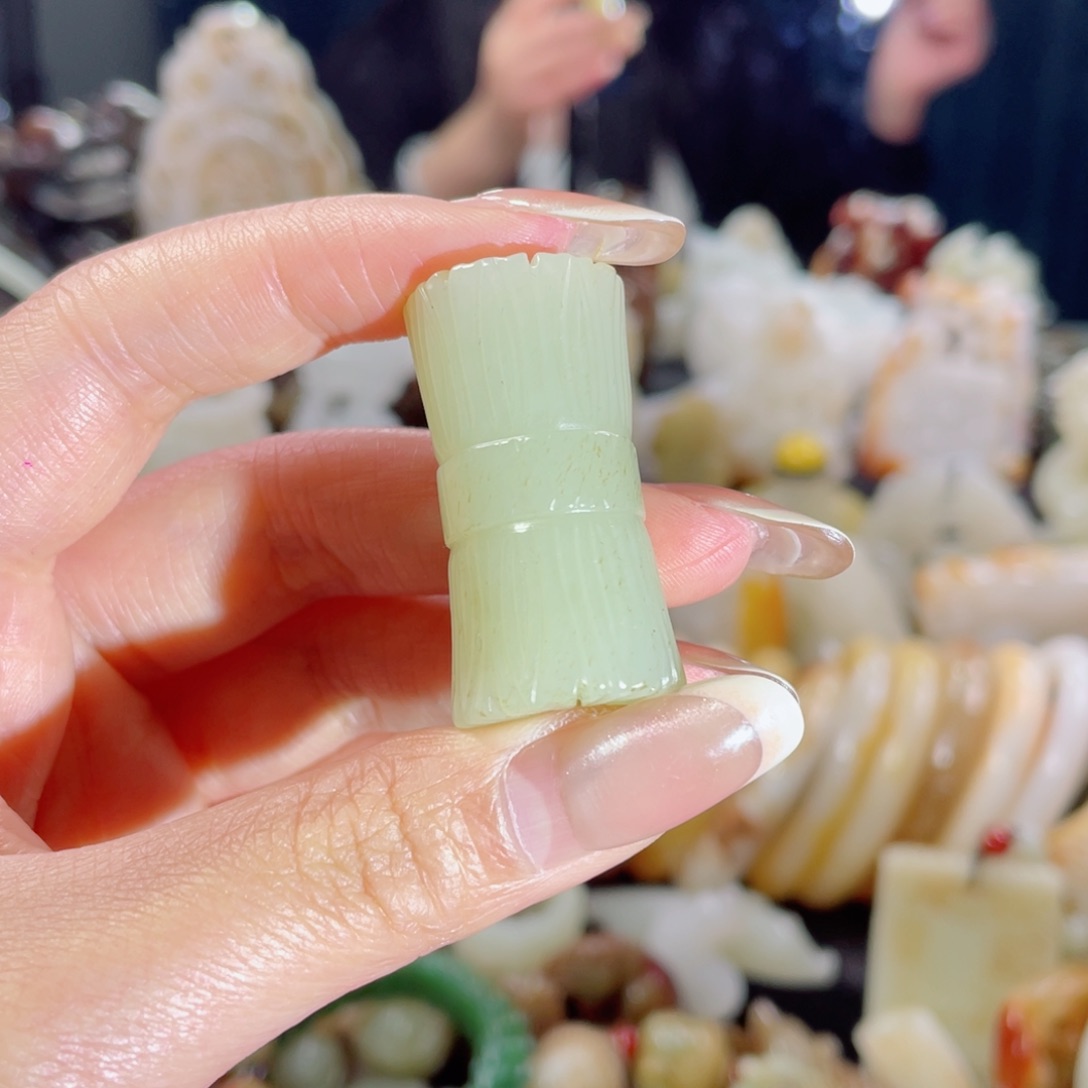 苹***树和田玉未镶嵌把件