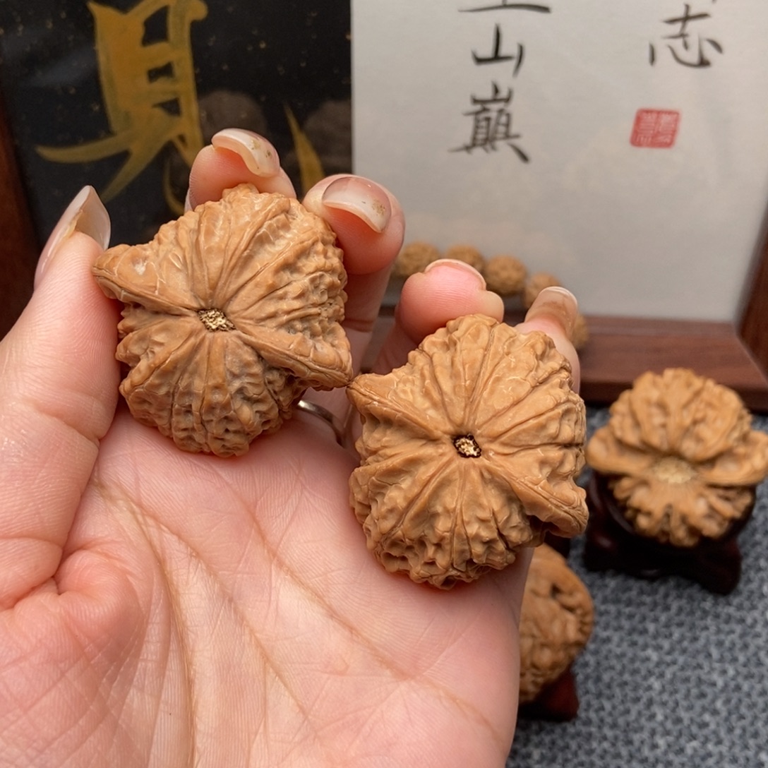 旺***奶文玩核桃吊坠血麒麟