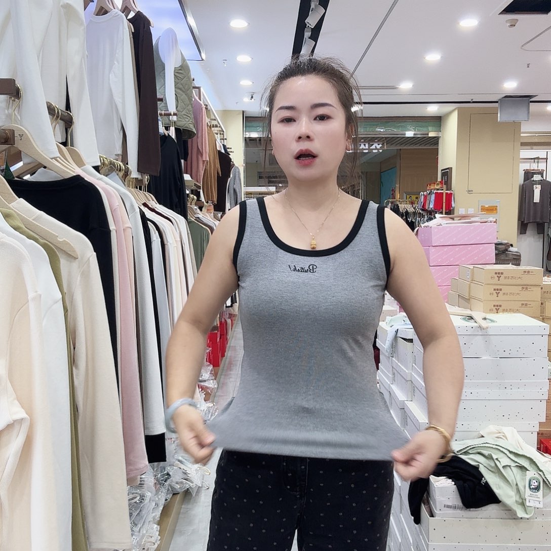 棉灰色拼接背心一件