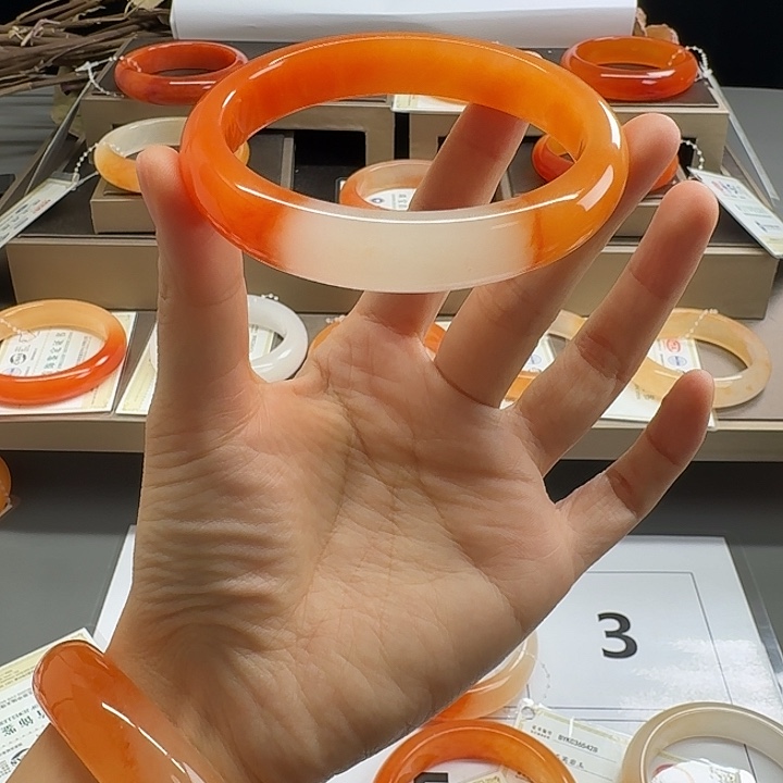 翠***微石英质玉（黄龙玉）未镶嵌手镯