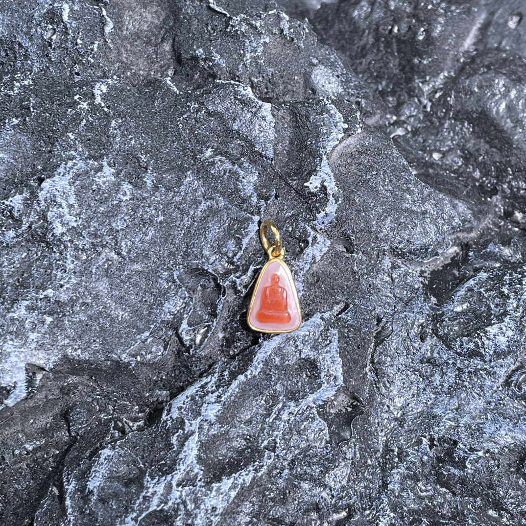 18K金镶嵌南红俏色巧雕无相佛侧挂