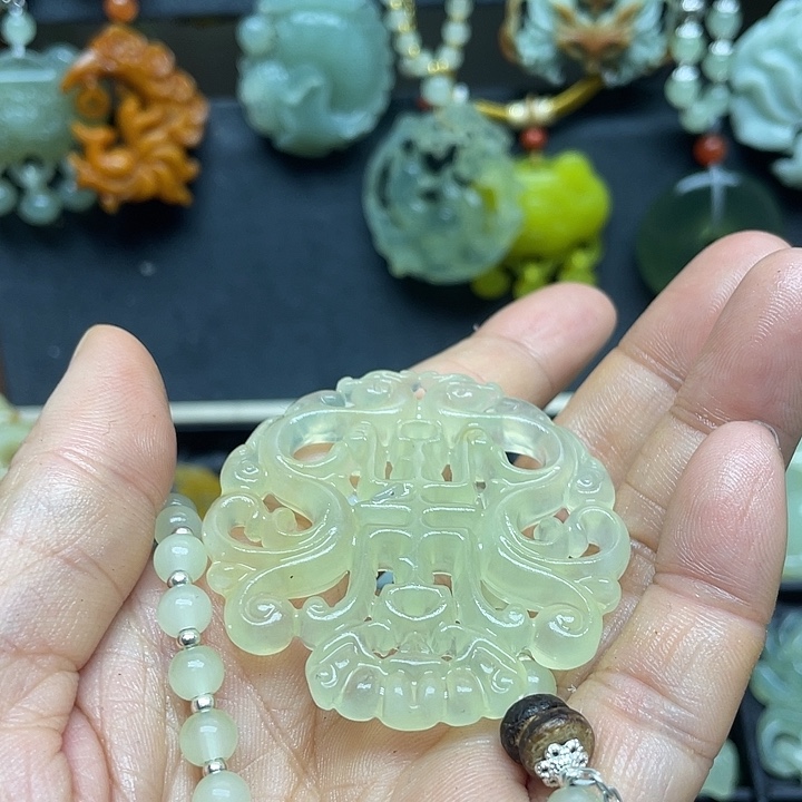 未镶嵌蛇纹石玉颈饰