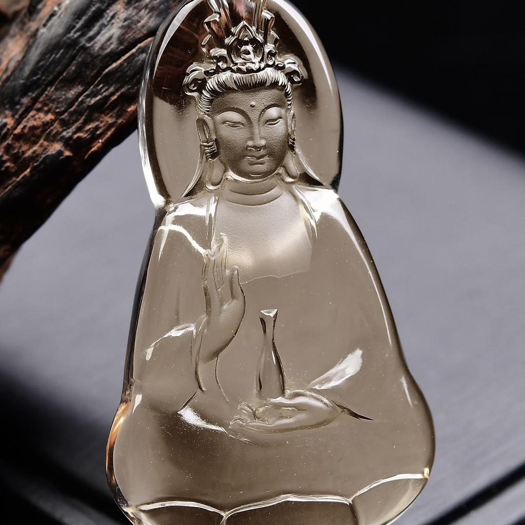 天然巴西茶水晶素衣观音吊坠，晶体通透，尺寸62*37*11mm，重43.9克