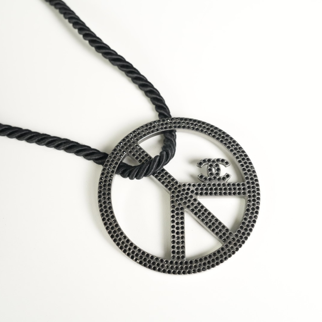 Chanel 反战吊坠项链
